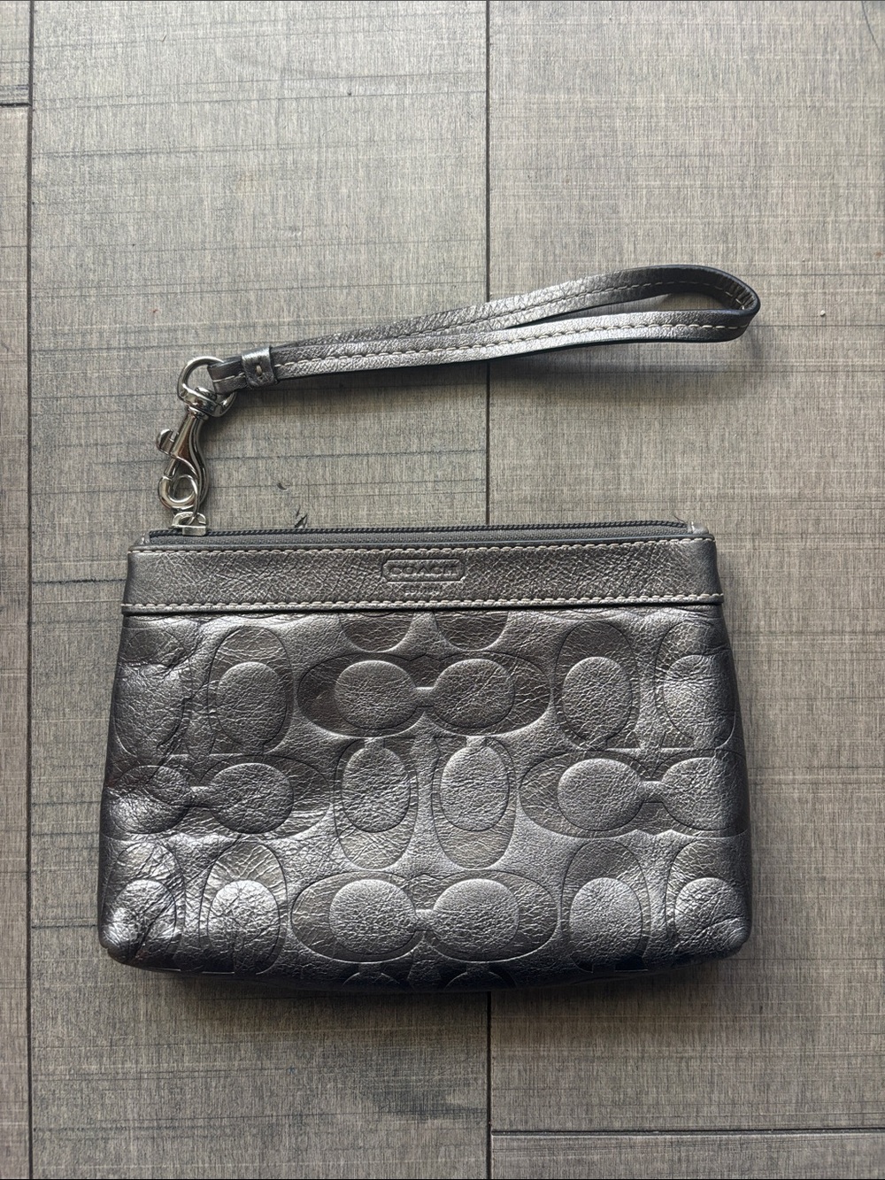 🔮Coach🔮2010-2014-Embossed Metallic Pewter Signature Wristlet